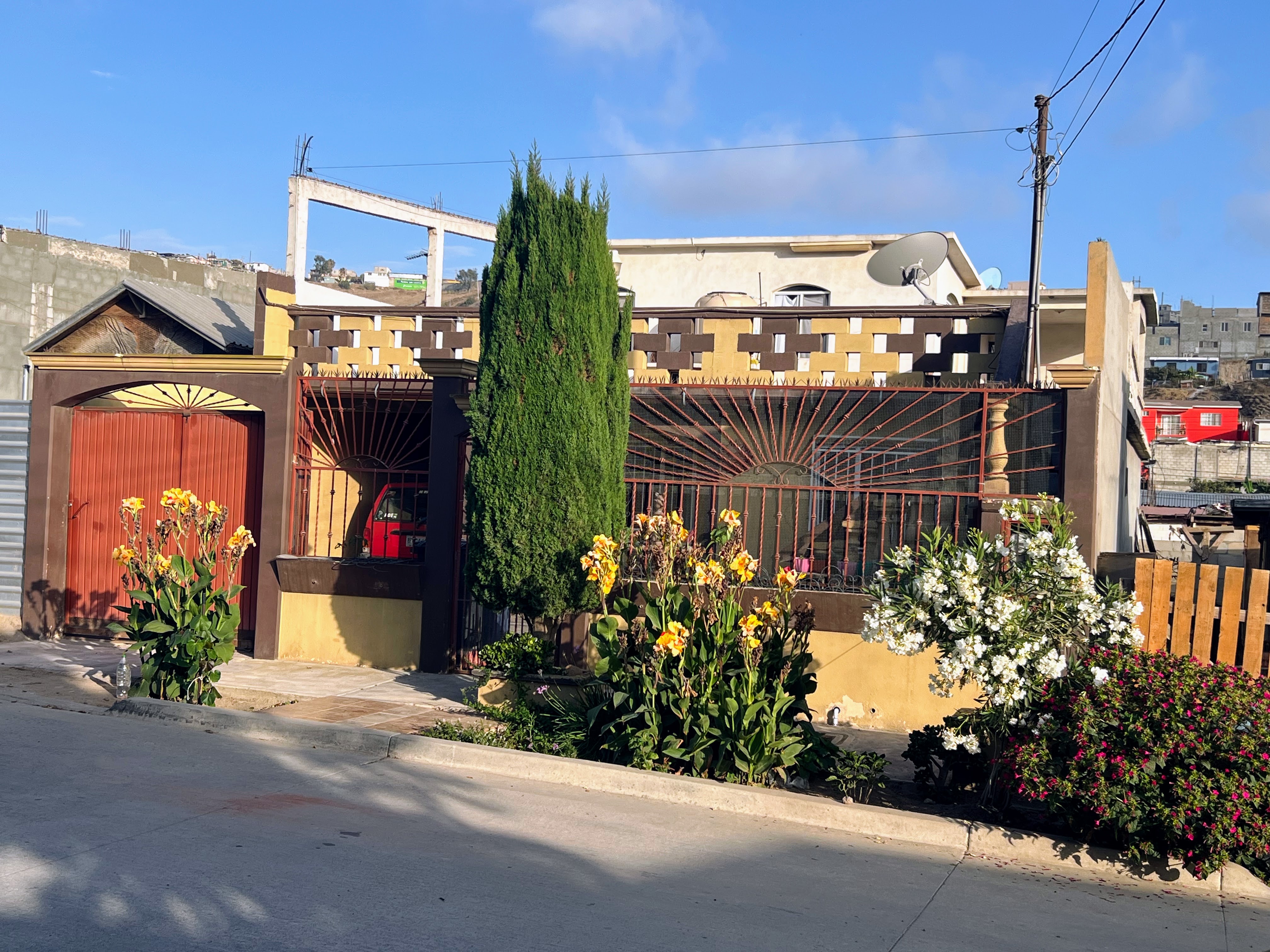 Casa con departamento de dos niveles en Col. Colinas de Mazatlán